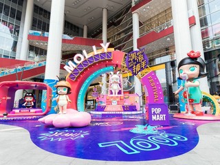 上海世茂广场又迎来一重量级潮玩“明星”，人气萌神MOLLY掀起魔都潮萌风尚