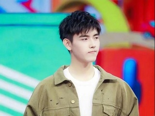 欧阳娜娜陈飞宇撞衫？我的关注点都放在了情侣穿搭上！