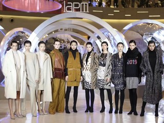 环贸iapm商场「焕亮型格」时尚盛典 「幻影•霓裳」艺术装置 打造炫目秀场空间