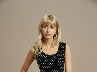 刚柔并济，bebe解锁摩登都市的双面魅力