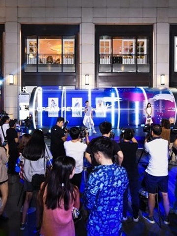 准备出发！UR潮流列车上海站首发，多重时空穿梭体验  ——“URBAN REVIVO X ANDREW YANG 量子狂欢”沉浸式体验展正式开启