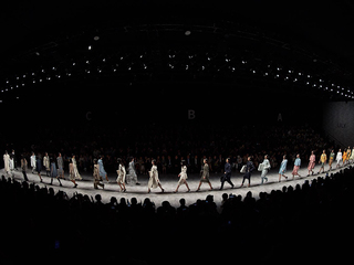 SS20上海时装周开幕秀LILY商务时装多维呈现“中国新女性”形象