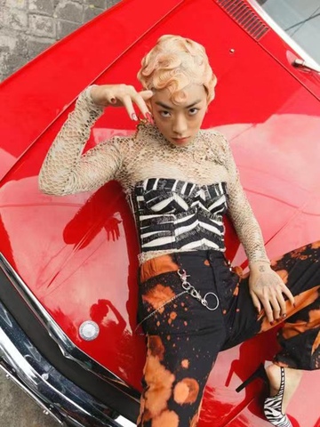 Rina Sawayama 于梅赛德斯-奔驰“How To”活动展示时尚新造型