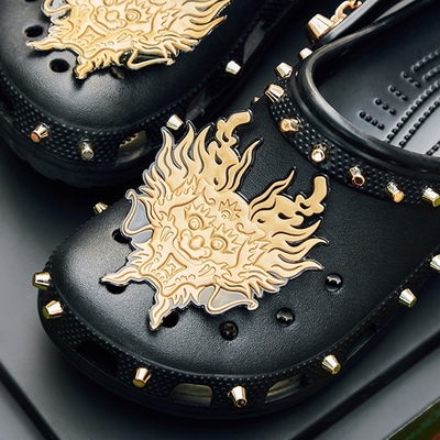 御龙而灵 极致东方之美巧遇当代时尚 VIVIENNETAM x CROCS大玩跨界魔法