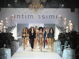 Intimissimi 2019 秋冬内衣时装秀华丽开场  纯白歌舞主题尽显意式优雅风情 