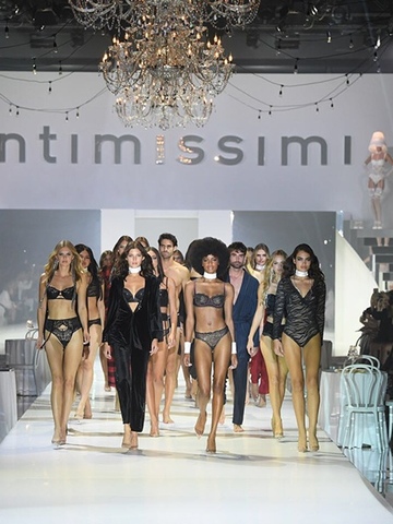 Intimissimi 2019 秋冬内衣时装秀华丽开场  纯白歌舞主题尽显意式优雅风情 