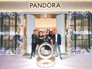 潘多拉珠宝中国西南地区首家全新概念店于成都远洋太古里重装揭幕 中国区代言人关晓彤倾情出席揭幕仪式与粉丝亲密互动