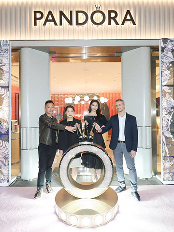 潘多拉珠宝中国西南地区首家全新概念店于成都远洋太古里重装揭幕 中国区代言人关晓彤倾情出席揭幕仪式与粉丝亲密互动
