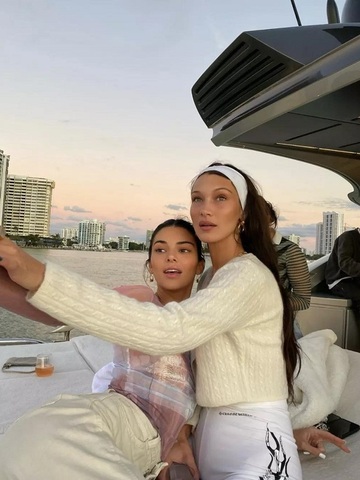 看完Kendall和Bella的度假照片，嘴边的肉突然不香了...