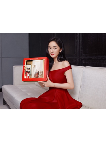 续写美肌密语，揭幕秘幂假日快闪店 雅诗兰黛携手品牌全球代言人杨幂开启节日甜“幂”约会