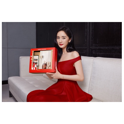 续写美肌密语，揭幕秘幂假日快闪店 雅诗兰黛携手品牌全球代言人杨幂开启节日甜“幂”约会