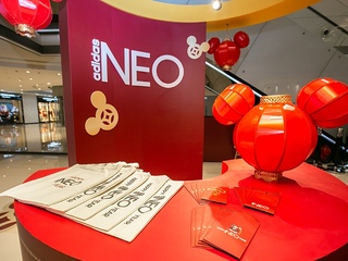生来好动 鼠neo有趣！adidas neo 和迪丽热巴携手“米奇“突袭成都