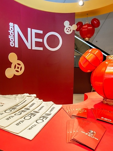 生来好动 鼠neo有趣！adidas neo 和迪丽热巴携手“米奇“突袭成都