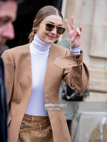 Gigi Hadid和Hailey Bieber身着Wolford现身巴黎时装周