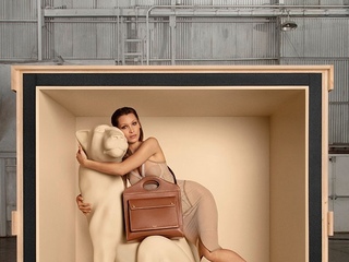 Burberry正式发布「Pocket 口袋包」广告大片 超模Bella Hadid演绎，摄影师组合 Inez & Vinoodh执镜拍摄