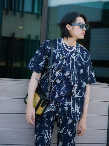 品牌代言人吴亦凡身着路易威登全新Soft Trunk手袋