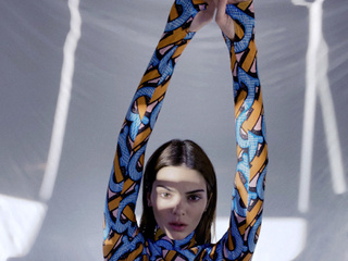 Burberry发布全新TB 夏季专属标识系列，广告大片由Kendall 倾情演绎