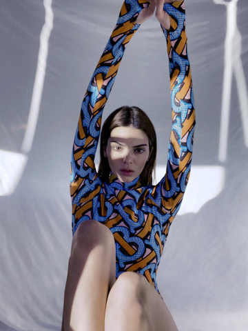 Burberry发布全新TB 夏季专属标识系列，广告大片由Kendall 倾情演绎