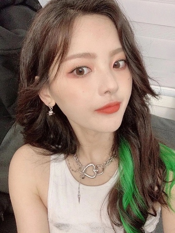 看了杨超越、Jennie们的非主流挑染 我居然有点心动