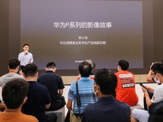 华为李小龙走进华为上海全球旗舰店，揭秘P系列的影像故事