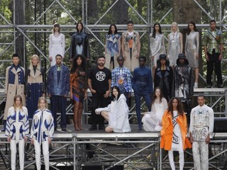 「In Bloom 生命绽放」 BURBERRY 2021春夏时装秀