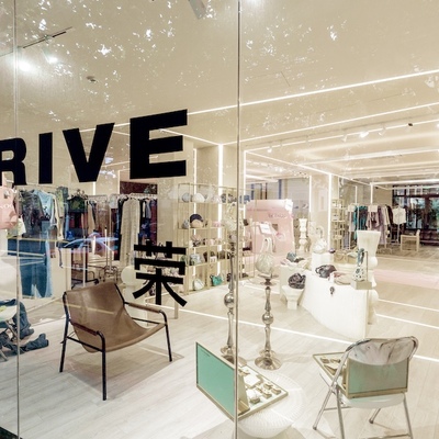 XY SHOWROOM携手「飞正常航班」 带你走近“繁荣”春夏时装