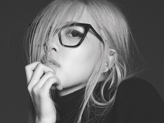 ROSÉ演绎SAINT LAURENT眼镜黑白大片