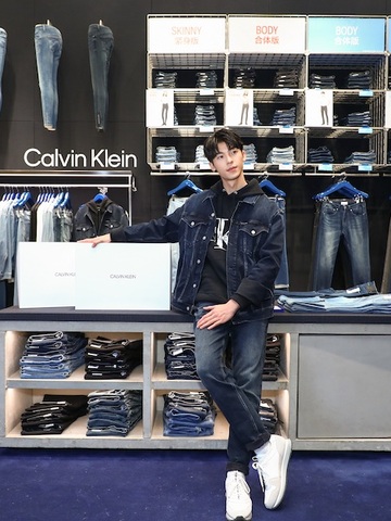 Calvin Klein上海长宁来福士店全新开业 线上约会许光汉 缤纷节庆迎新年