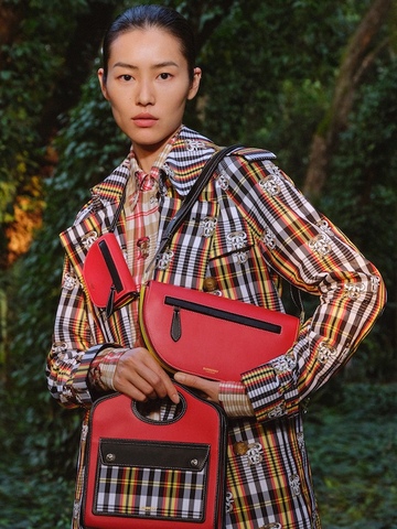 BURBERRY 隆重发布 2021 中国新禧贺岁广告大片
