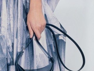 Alexander McQueen 2021年春夏系列The Curve手袋