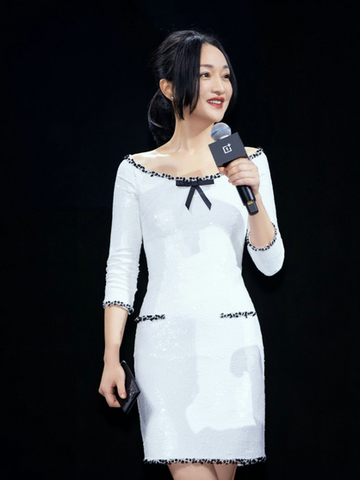 周迅现身一加手机新品发布会，出演微电影尽显高级质感