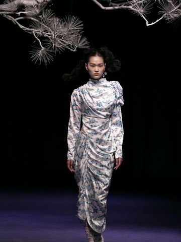 Yuhan Wang 2021秋冬系列 “晚松翠方深”