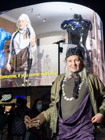 为庆祝80岁生日，VIVIENNE WESTWOOD于皮卡迪利广场大屏幕 向世界呼吁： 停止战争。停止排放温室气体。