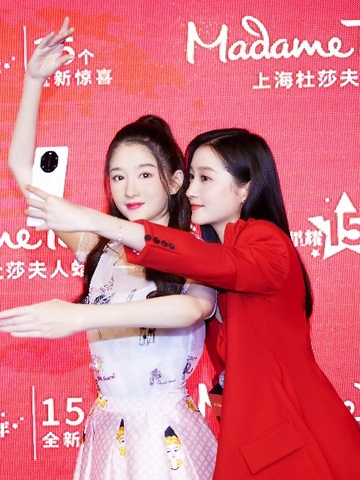 上海杜莎15周年，“彤”圆芭比梦  上海杜莎迎来最年轻女艺人关晓彤，首尊360°旋转音乐盒蜡像五一亮相