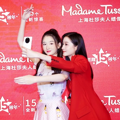上海杜莎15周年，“彤”圆芭比梦  上海杜莎迎来最年轻女艺人关晓彤，首尊360°旋转音乐盒蜡像五一亮相