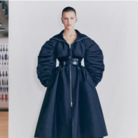Alexander McQueen 2021 早秋女装系列瞩目呈现