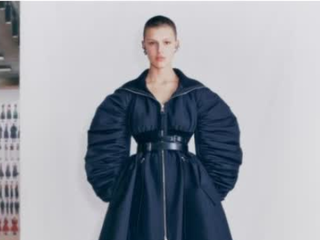 Alexander McQueen 2021 早秋女装系列瞩目呈现