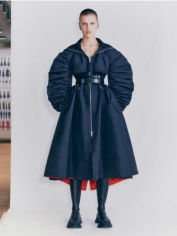 Alexander McQueen 2021 早秋女装系列瞩目呈现