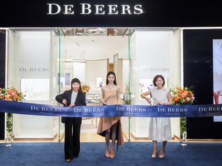 戴比尔斯 (DE BEERS) 成都 I FS 店璀璨揭幕 品牌挚友金晨优雅演绎 ENCHANTED LOTUS 系列