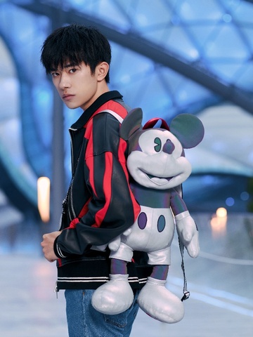 上海迪士尼度假区携手易烊千玺推出5岁生日庆典限量合作商品