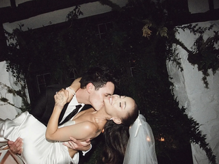 歌手Ariana Grande身着VERA WANG 定制婚纱 举行居家婚礼