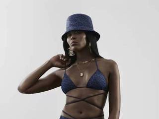 Burberry发布全新TB 夏季专属标识系列，广告大片由Naomi Campbell 倾情演绎