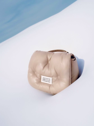 Maison Margiela 爱，放轻松——Maison Margiela 推出七夕限定 Glam Slam 链条包