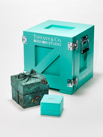 蒂芙尼经典蓝色礼盒化身雕塑艺术 ——蒂芙尼携手艺术家Daniel Arsham倾情呈现限量版联名艺术作品