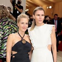 GILLIAN ANDERSON与GABRIELA HEARST身着CHLOÉ 亮相2021年MET GALA