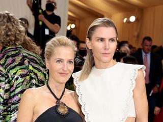 GILLIAN ANDERSON与GABRIELA HEARST身着CHLOÉ 亮相2021年MET GALA