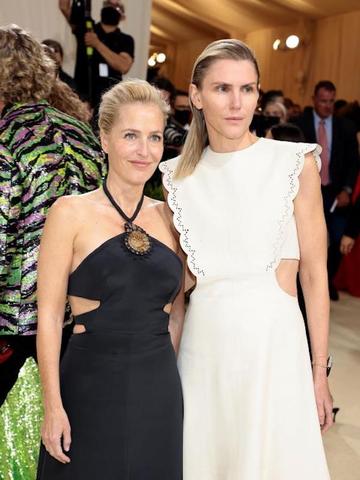 GILLIAN ANDERSON与GABRIELA HEARST身着CHLOÉ 亮相2021年MET GALA