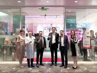 暨品牌成立135周年，  AVON雅芳中国大陆首家旗舰店落地上海