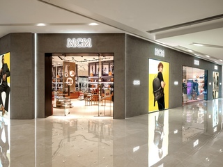 MCM成都IFS精品店盛装重启 品牌代言人小鬼王琳凯与潮流唱作人携手呈现MCM RETRO复刻版经典双肩包
