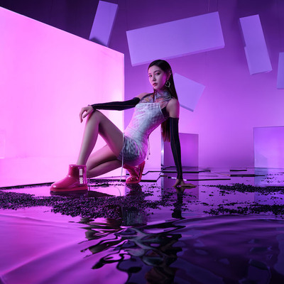 宋妍霏出任 UGG ® 品牌大使 —— 异彩果冻靴点睛超 A 迷人造型， 倾情演绎品牌秋冬广告大片